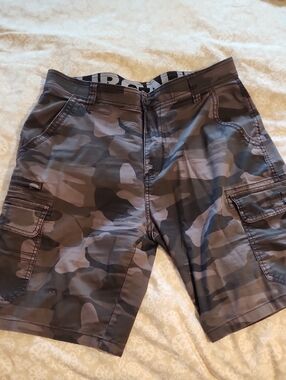Men's Gray Camouflage Cargo Shorts - Casual Utility Style